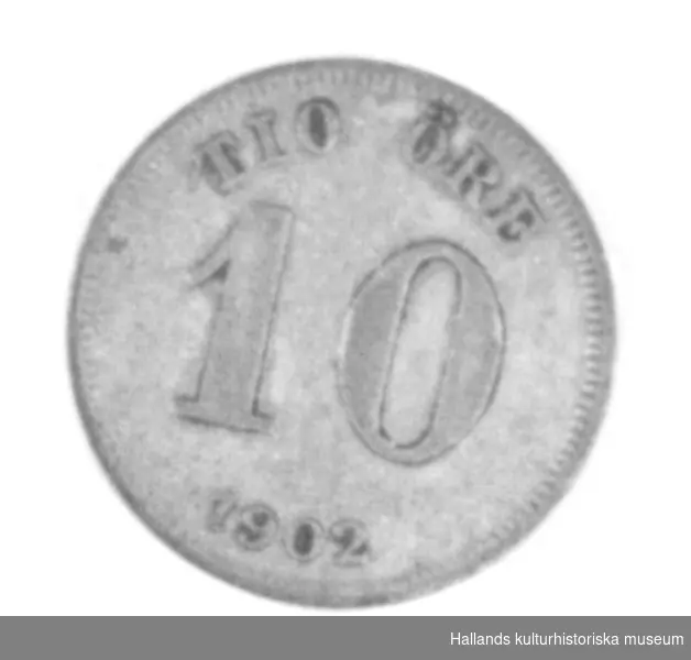a) Silvermynt, 10 öre från 1902, "BRÖDRAFOLKENS VÄL". Diameter: 1,5 cm. b) Silvermynt, 25 öre från 1856. "OSCAR SVERIGES NORR. G. O., V. , KONUNG". Diameter: 1,7 cm. Mått i beskrivningsfältet avser b) 25 öre.