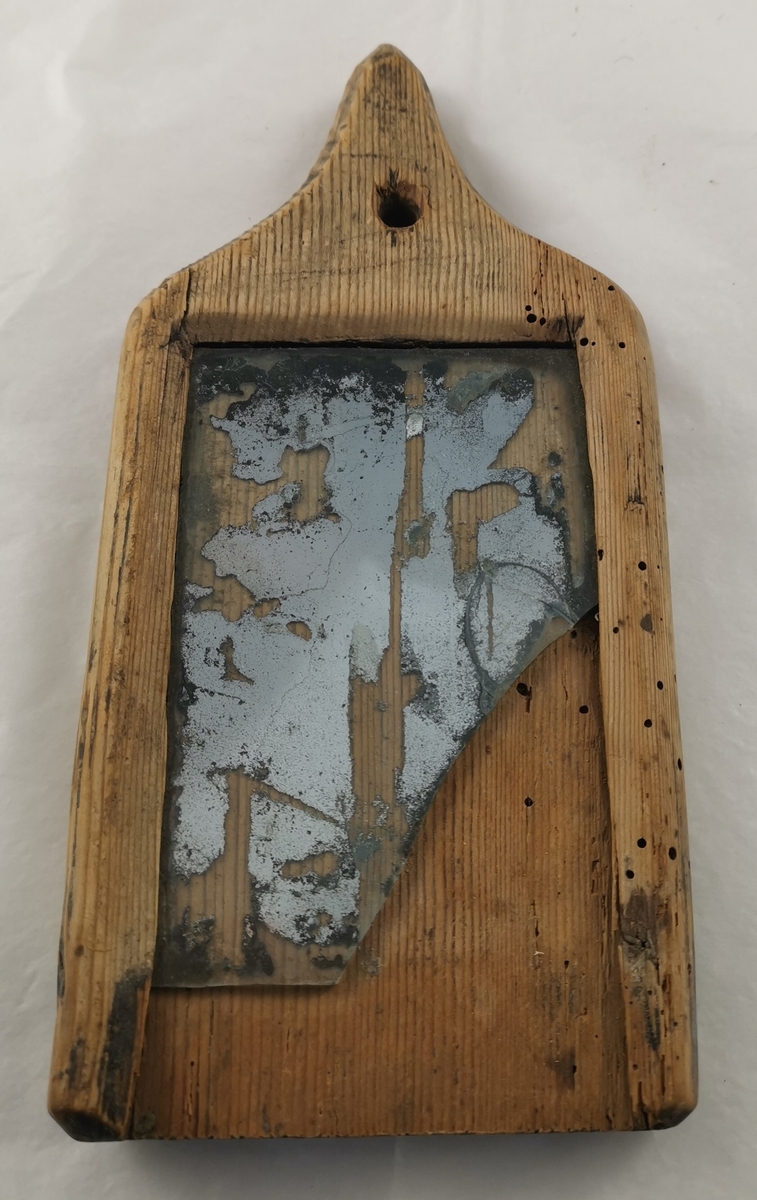 1 speil.

Barberspeil, hvis størrelse er 12,5 x 7 cm, indstukket i en træramme med haandtag i den ene enden.
Gave fra Annbjørn Bergeim, Feios.
