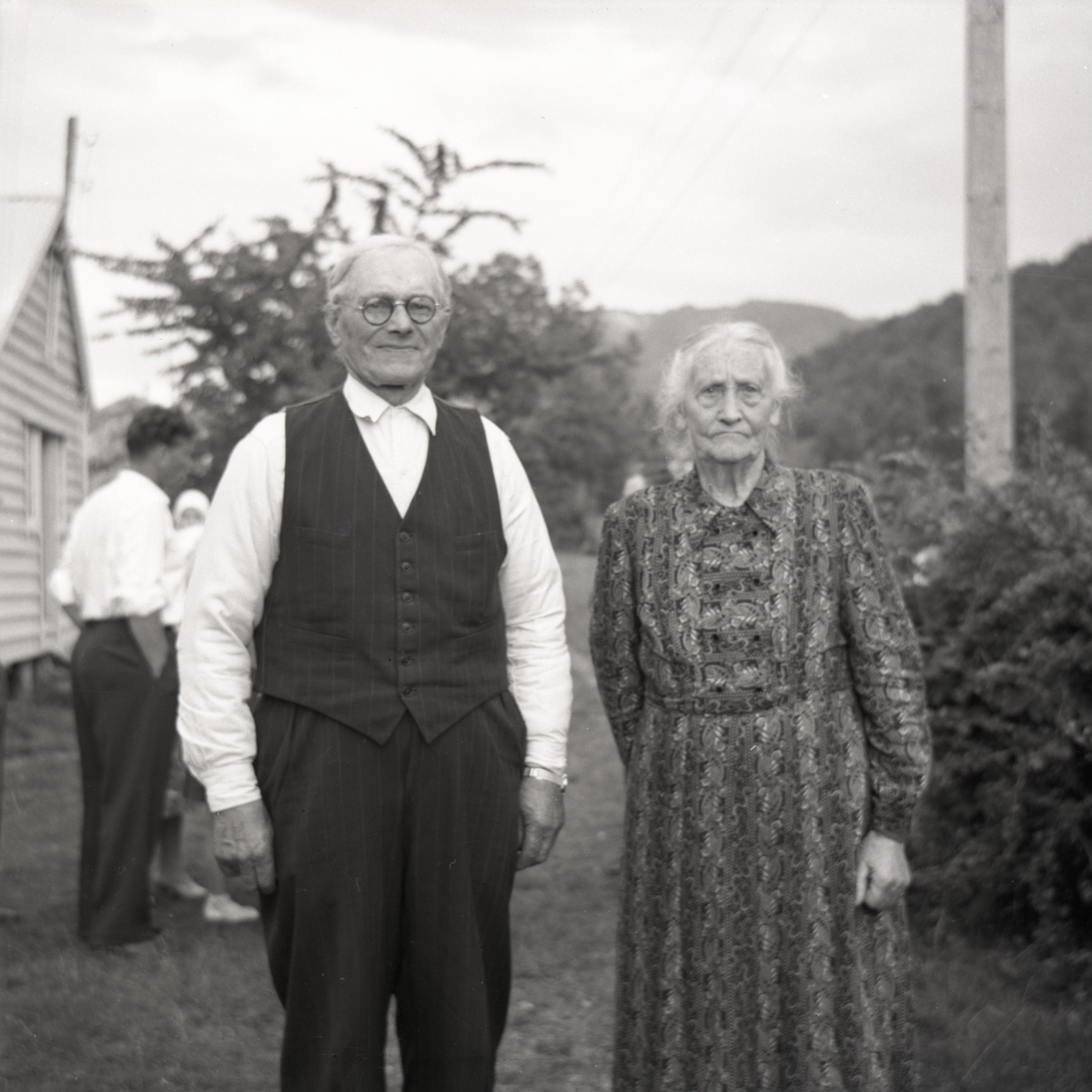 Portrettfotografi av ei eldre kvinne og en mann. Ektepar?