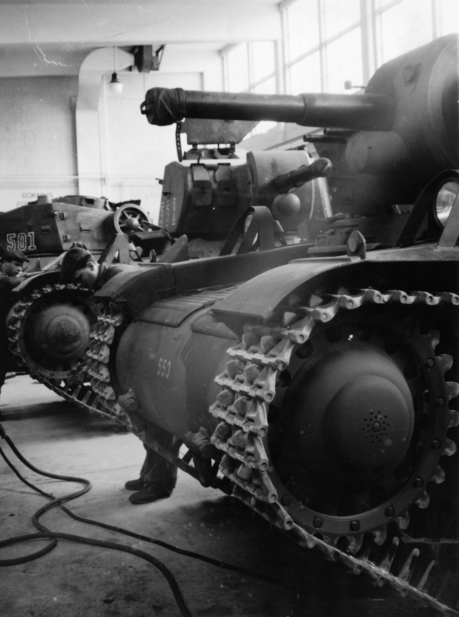 Tygverkstaden april 1945

Tre stridsvagnar m/42 inne i verkstaden (by K0074.129).

Milregnr: 501, 551 och 553
