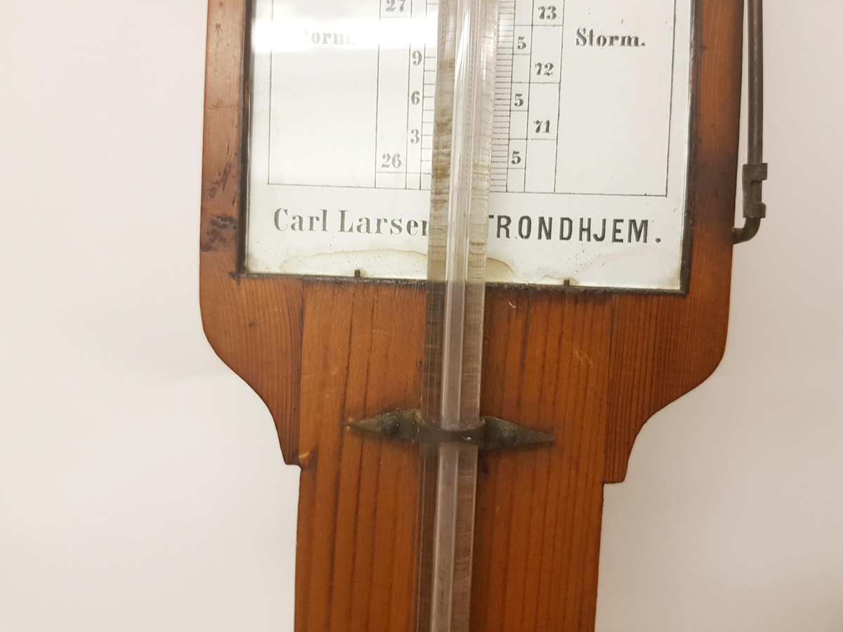 Avlangt barometer i treverk, produsert av Carls Larsen, Trondhjem.
