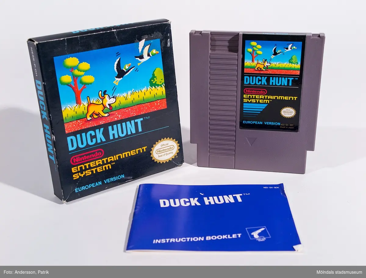 Duck Hunt är ett TV-spel till Nintendos 8-bitarskonsol NES. Spelet var det första som använde speltillbehöret NES Zapper, en ljuspistol med vilken spelaren kan skjuta på TV-skärmen. Som namnet antyder ("Duck Hunt", som betyder andjakt) är det i första hand änder som spelaren skall skjuta. Även lerduveskytte kan utövas. 

Kassetten är i tillverkad av grå plast med ett skyddshölje i svart plast.
Spelet har kvar sin originalförpackning i kartong, samt bruksanvisning.