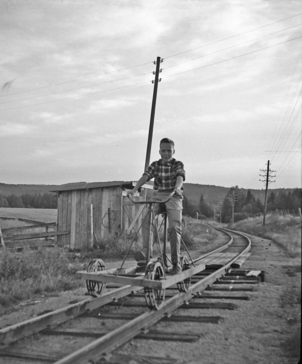 Jan Arne Berg på dresin i nærheten av Mork på Aurskog-Hølandbanen