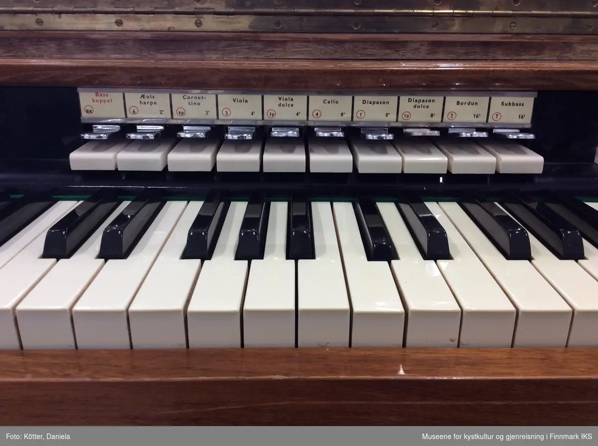 Orgelet har et enkelt tastatur og 20 registerknapper som kan presses ned og inn. Orgelet har to knesvellere under klaviaturet og nederst to pedaler for trykkluft. Bak er den øvre delen av kassen foret med tekstil for lydgjengivelse. Orgelkassen har en enkel rektangulær form og er lysebrunt og transparent lakkert. Lokket over klaviaturet er låsbart og avdekker tangentene ved at lokket løftes opp legges sammen på toppen  i to deler. 