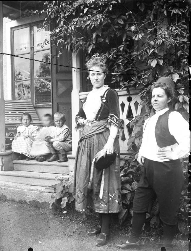 Två kvinnor klädda i folkdräkt, ca 1910.