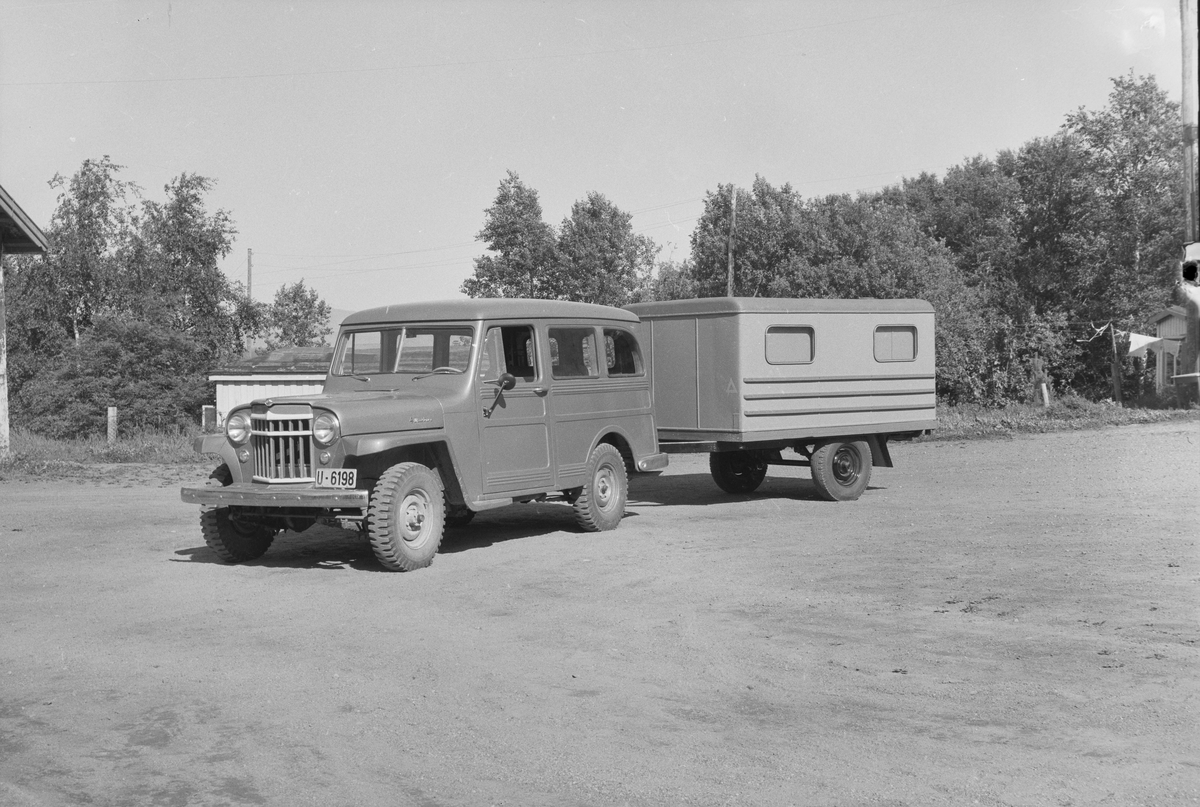 Jeep med campingtilhenger