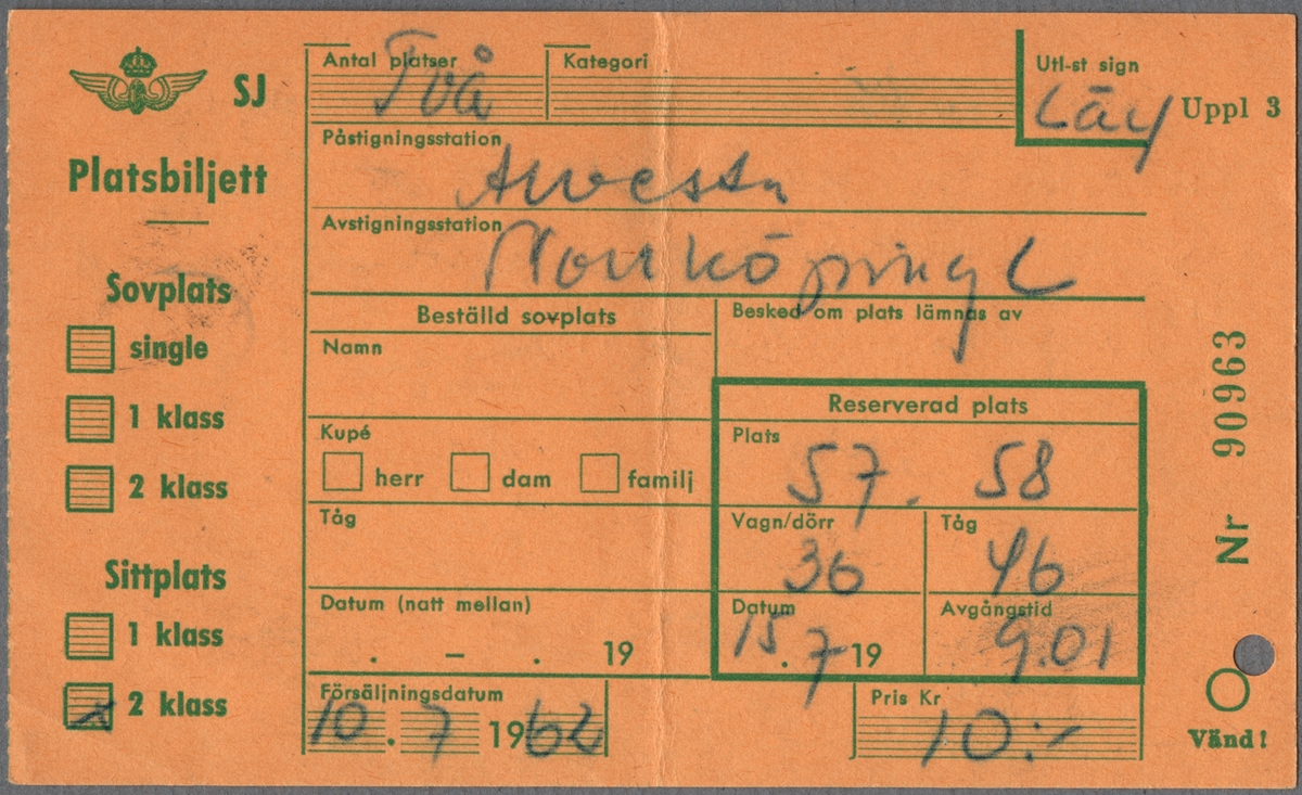 En sittplatsbiljett för två personer i andra klass för sträckan Avesta till Norrköping C. Priset är 10 kronor. På baksidan finns reseinformation samt en stämpel från Sveriges Statsbanor Läckeby.  Biljetten är klippt.
