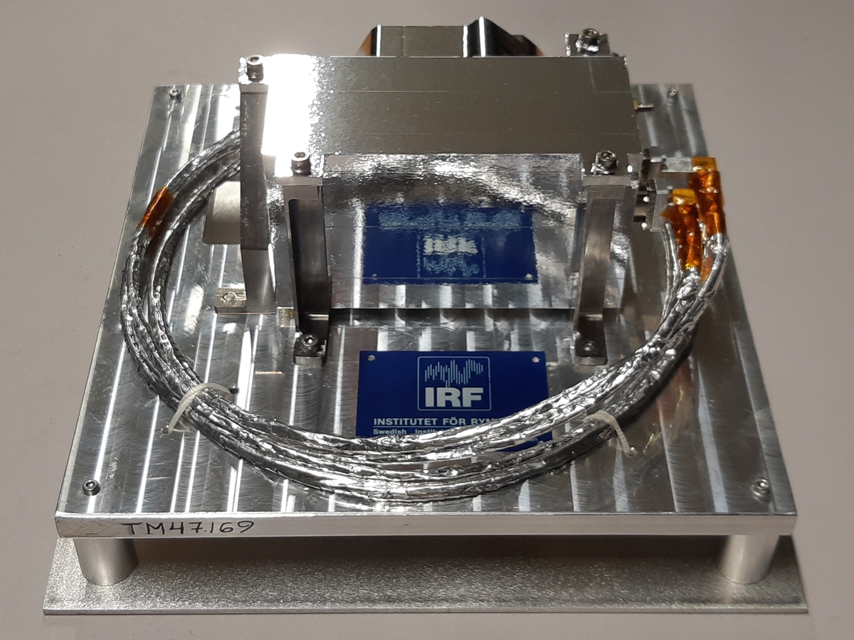 Instrument för mätning av hur strömmen av laddade partiklar från solen växelverkar med månytan, kallat "Asan" (Advanced Small Analyzer for Neutrals). Instrumentet märkt: " ASAM EM S/N 001 IRF SWEDEN 2016 ".
