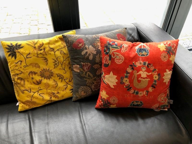 Tre puter dandert i en sofa