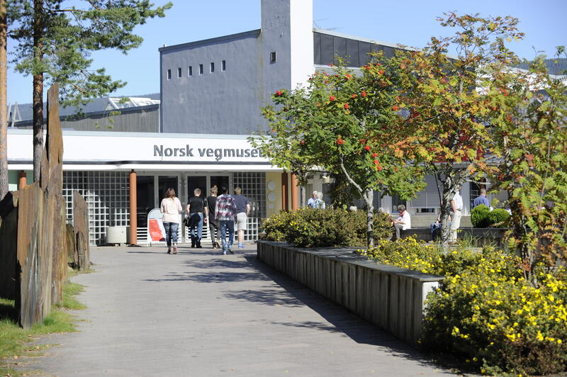 Bilde av inngangspartiet hos Norsk vegmuseum. (Foto/Photo)