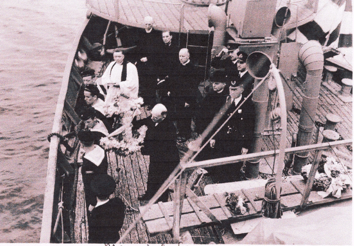 Camp Norway, 1941.  "Memorial Service" om bord i hvalbåt
