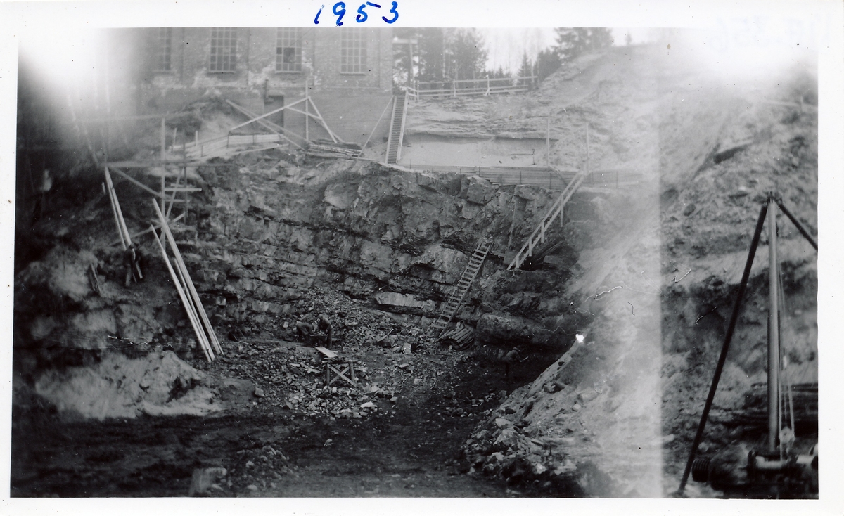 Tomt graves ut for kraftstasjonen Kistefoss II. Bergvegg med flere stiger på byggeplassen.