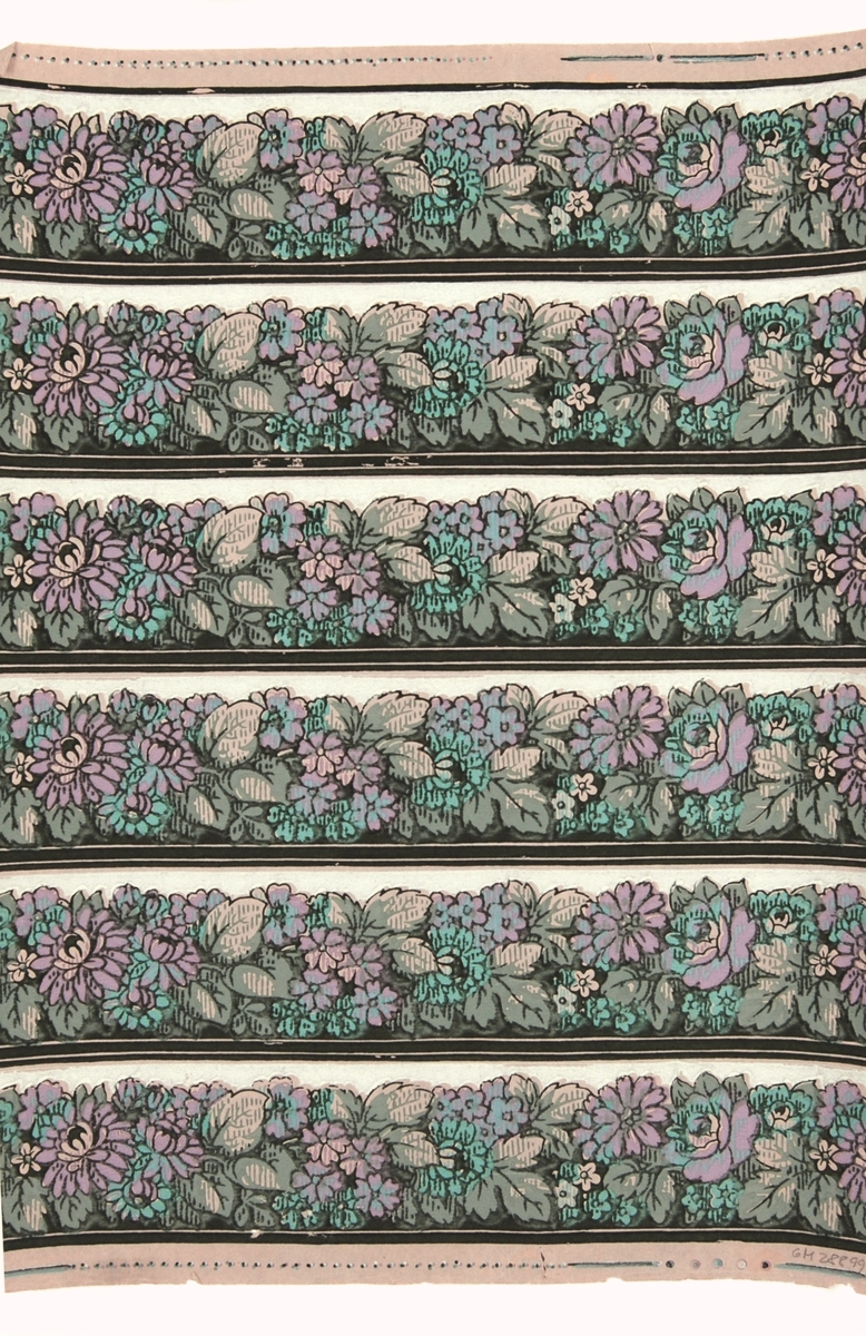 Tapetvåd med sex bårdermed tätt ytfyllande blommönster i turkos, rosa, gråblått och svart på ett ofärgat papper, bården avslutas upptill med en ljusblå bakgrund.