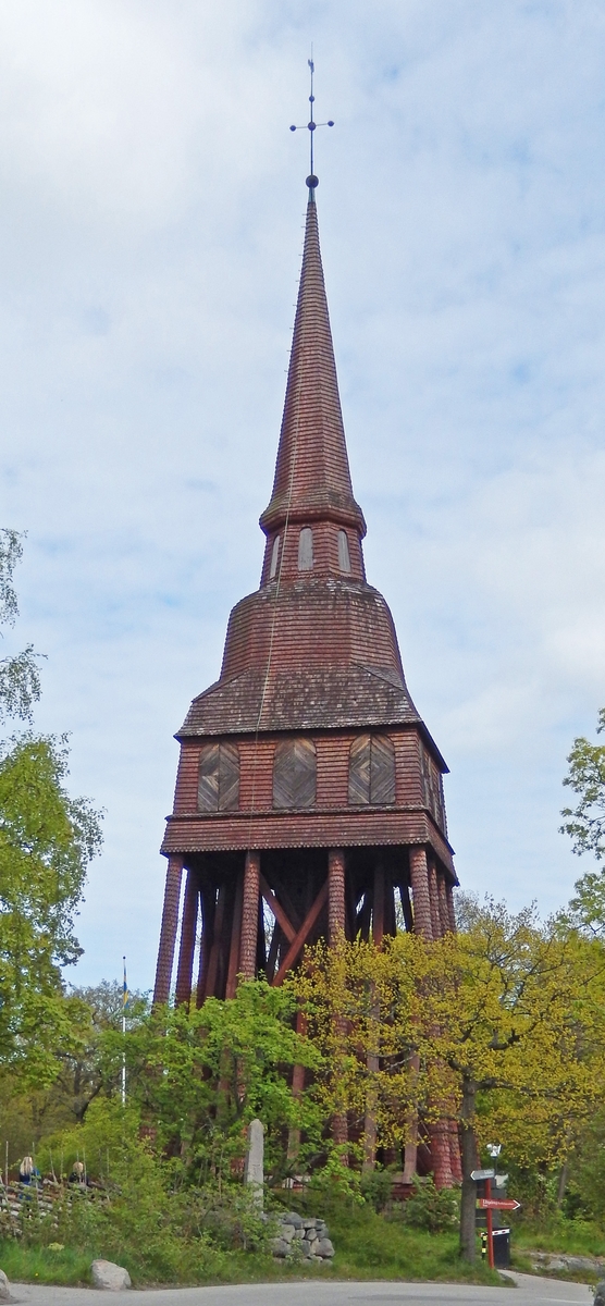 Hällestadsstapeln på Skansen är med sina 34,5 m en av Sveriges högsta klockstaplar. Hela klockstapeln, med undantag från snedsträvorna, är klädd med ekspån och struken med trätjära blandad med röd slamfärg. Luckorna är enbart tjärade. 

Hällestadsstapeln uppfördes år 1732-33 av byggmästaren Nils Uhrberg. Kyrkan i Hällestad förstördes vid en brand 1893, klockstapeln skänktes då till Skansen. Den återuppfördes på Skansen 1894.