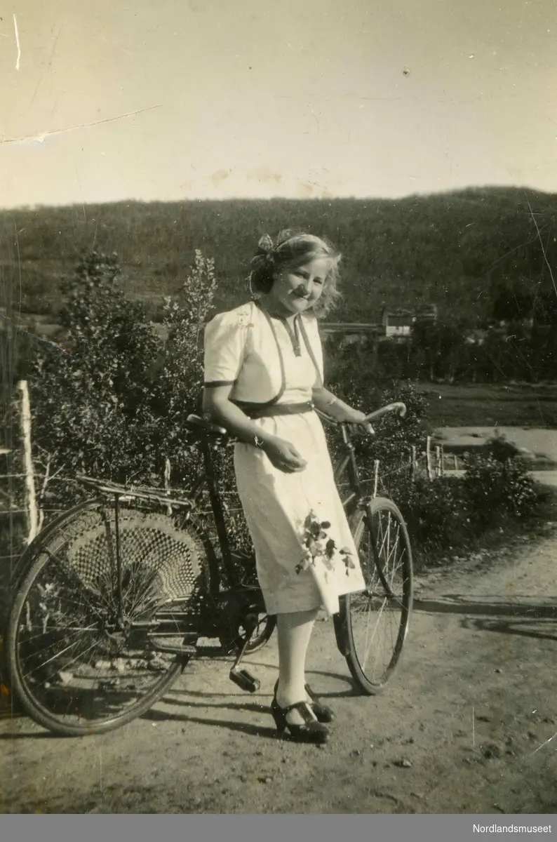 Lilly Olsen, Myklebostad, født i 1922. Gift Willumsen. 