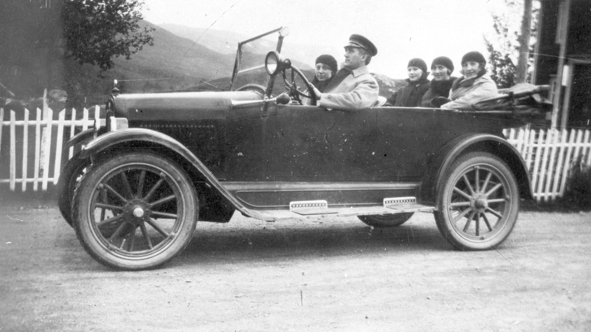 Ein Chevrolet med sjåfør og passasjerar. Truleg frå 1921-22.