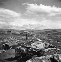 Uløyhytta i Rondane sommaren 1957. I bakgrunnen Peer-Gynt hy