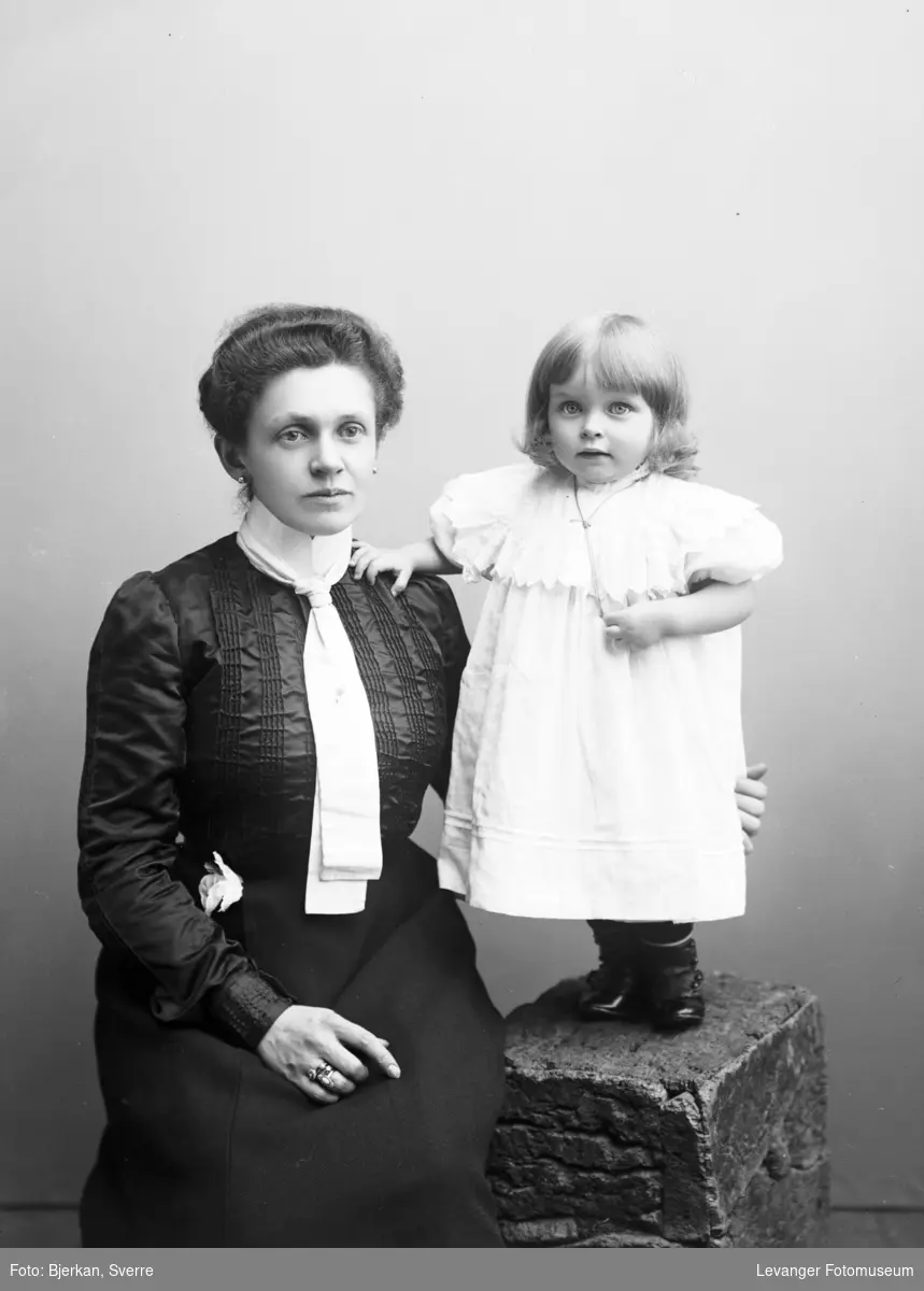 Portrett av kvinne og barn