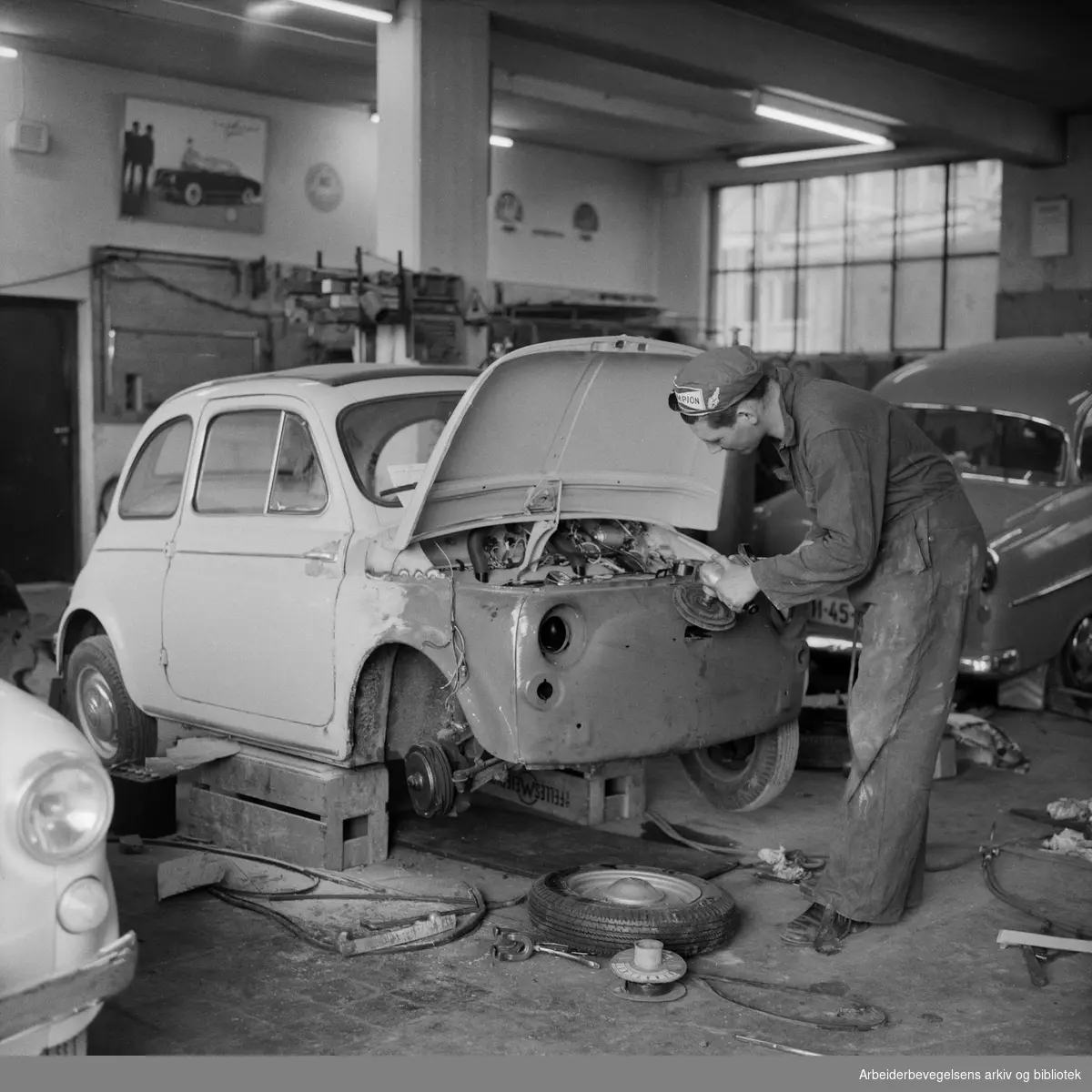 Bilmekaniker Odd Vangen ved Ullern Bil- og Karosseriverksted. Juni 1961.