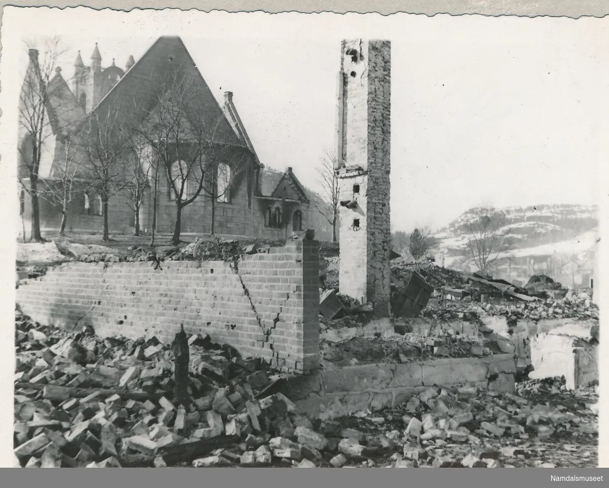 Bombingen av Namsos. Kirken i bakgrunnen - Namdalsmuseet / DigitaltMuseum