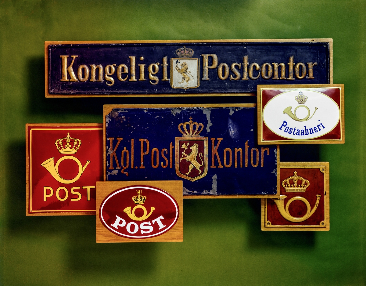 postmuseet, Kirkegata 20, gjenstander, 6 skilt med logo, posthorn og krone, krone og løve, Kongeligt Postcontor, Postaabneri, Post