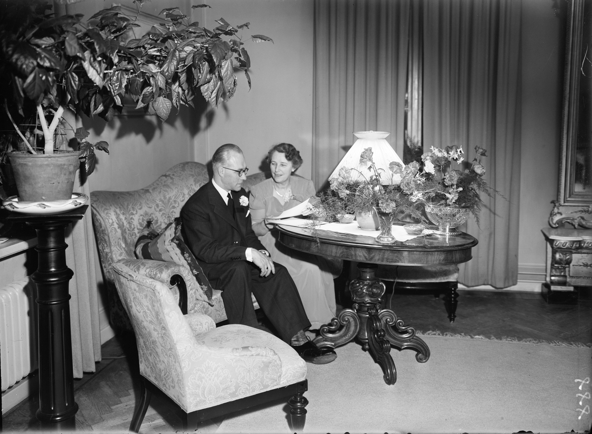 Man och kvinna i soffa, Uppsala 1949