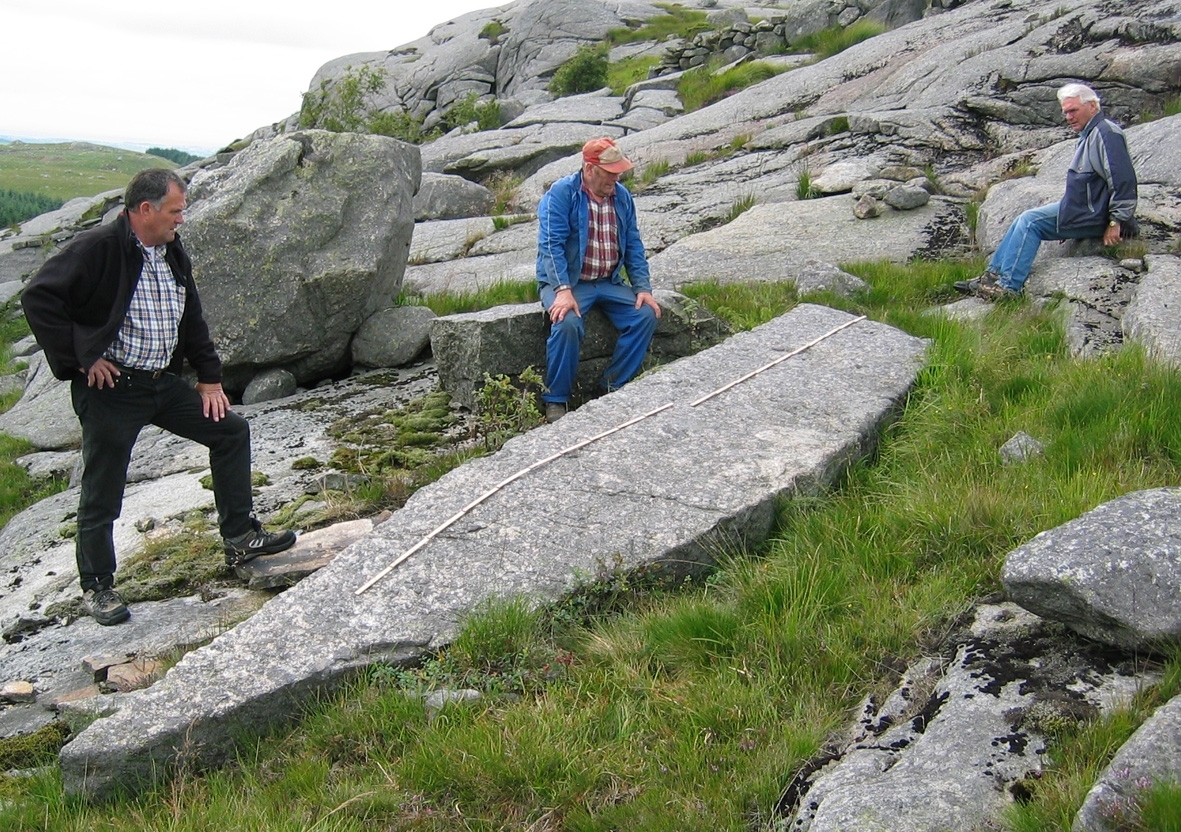Befaring på Jæren for å finna stein som kan vera sokkel for statuen Dølahesten til Jærmuseet.
