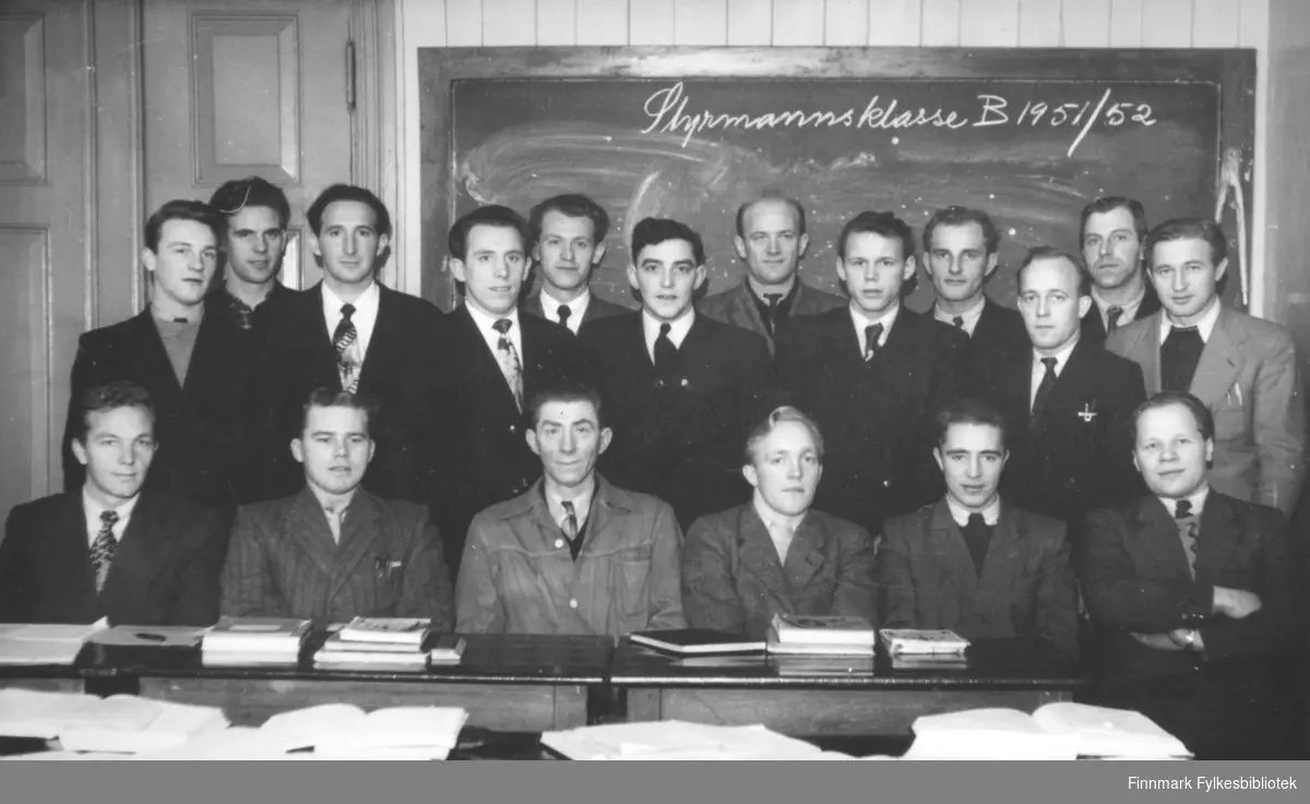 På tavla står det en tekst: "Styrmannsklasse B 1951/1952". 