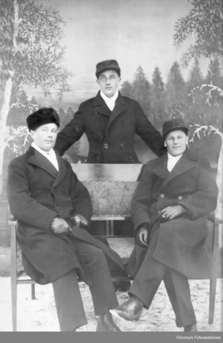 Atelierfoto av tre menn. Vi vet ikke hvem disse mennene er. 