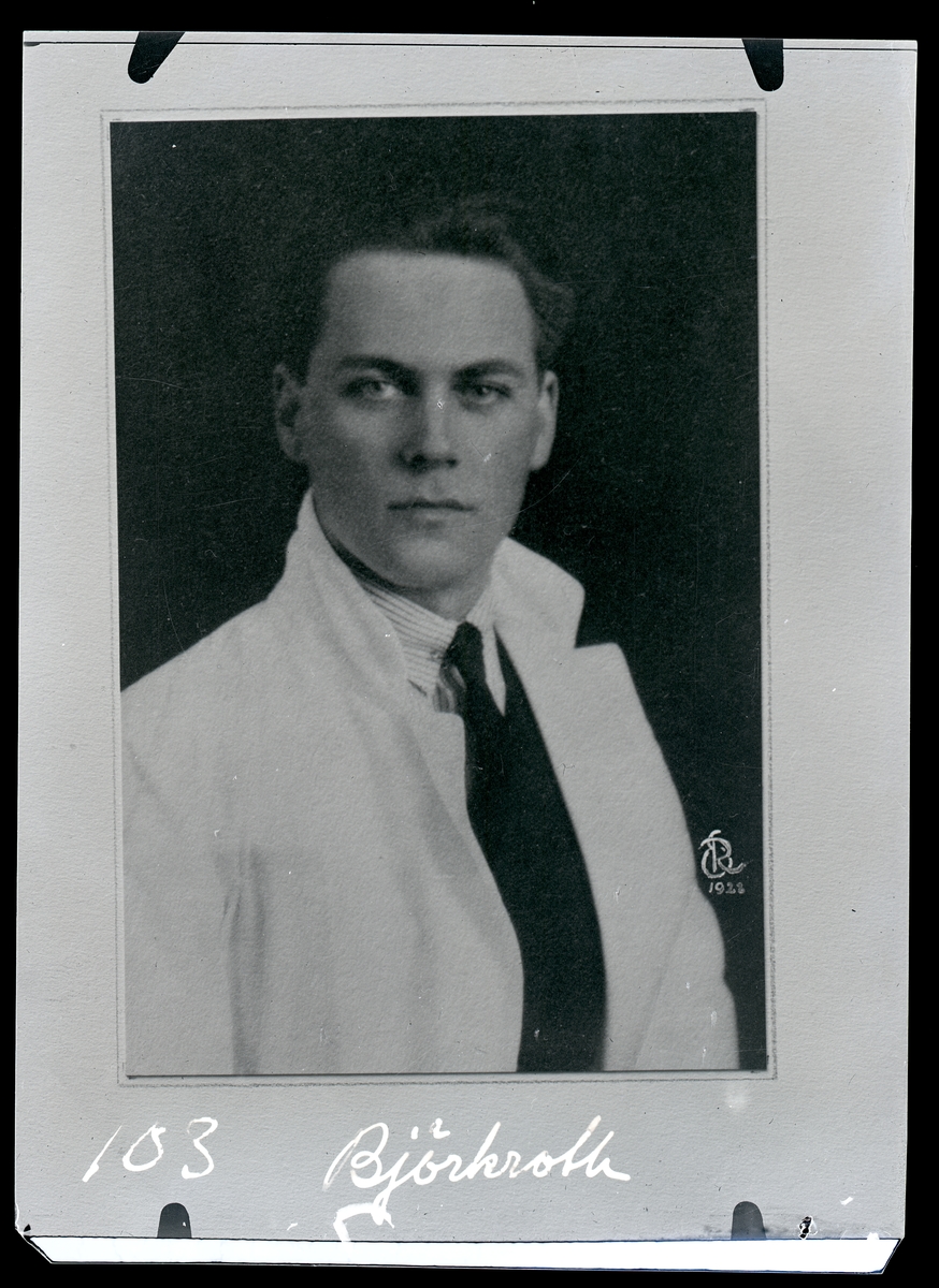 Torsten Björkroth, läkare vid kirurgiska kliniken 1931-1934, Centrallasarettet.
Västerås.