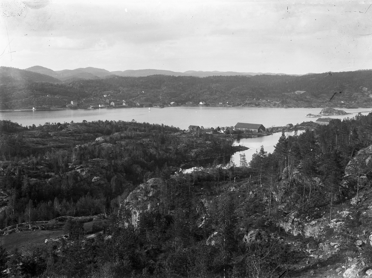 Landskap med fjord og 2  ishus - Langetangen,  Hellefjorden.