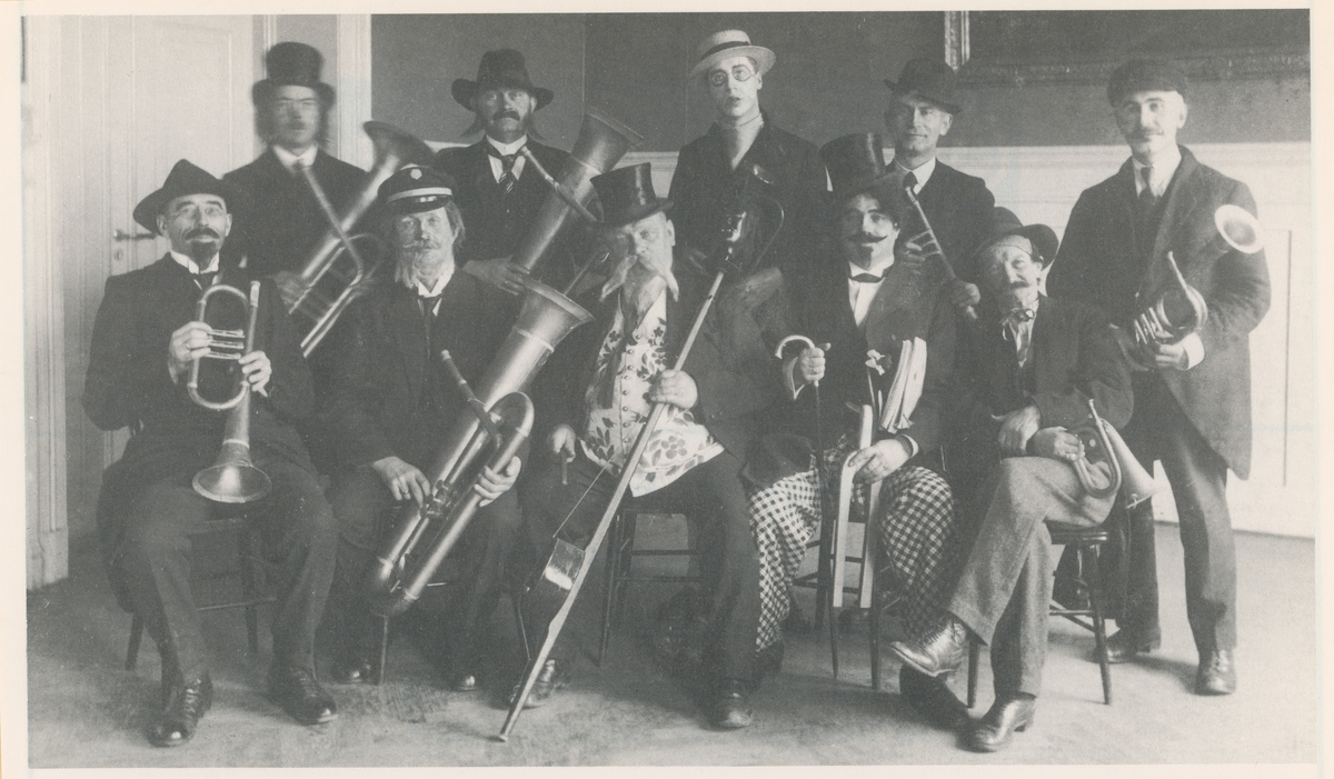 Moss Sangforening, to gruppefotos.

Bilde 1:
Fastelavnsløyer, Hønefoss-kvartetten 1909. Postkort.

Bilde 2:
Kostymeløyer, "Håndverker'n" 1916.