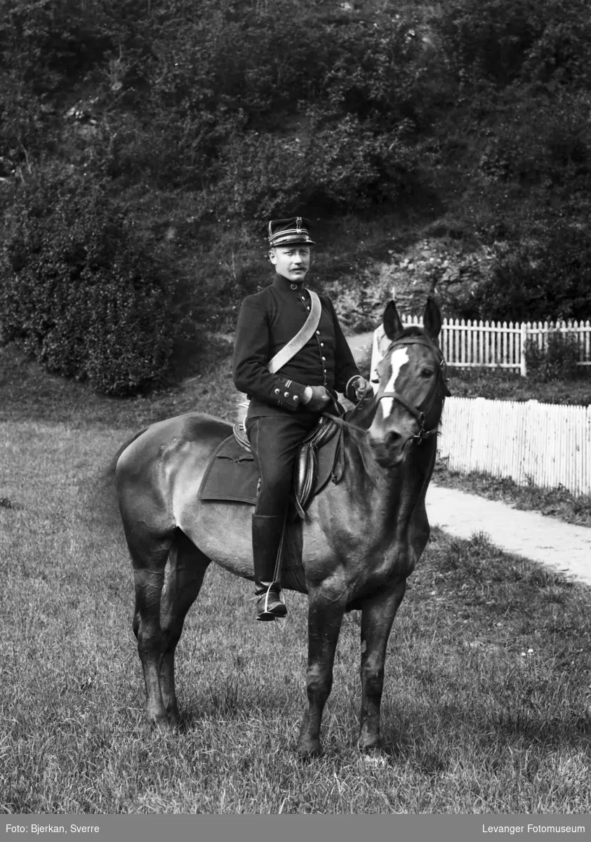 Portrett av uniformert mann til hest