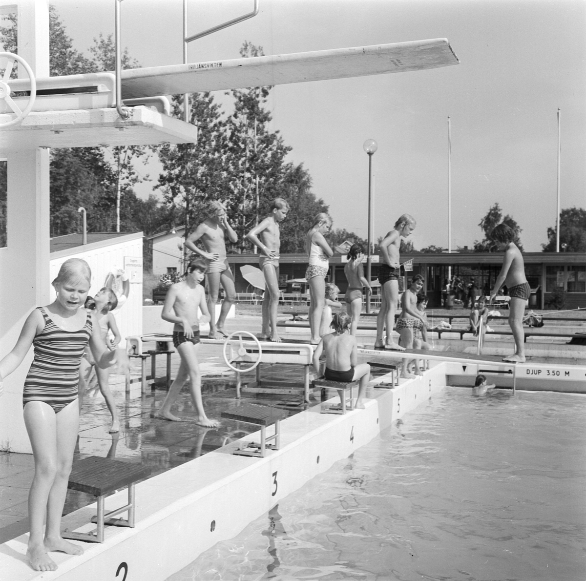 "Tierp slutspurtade försent", barn som badar, Uppland, juli 1972