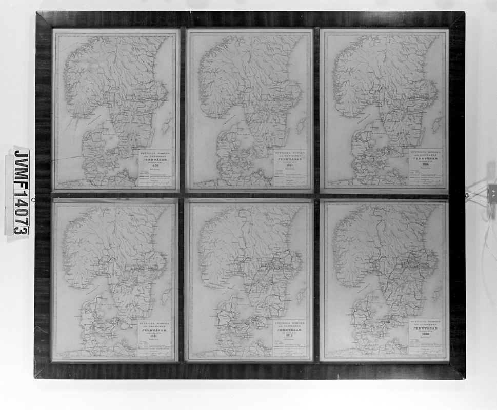 Sex stycken mindre kartor som visar utvecklingen av Sveriges, Norges och Danmarks Jernvägar från 1856 till 1880, inramat i glas och brun ram.