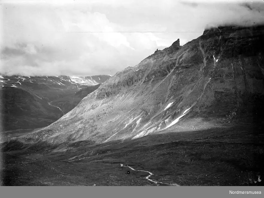 Foto fra snødekte fjellsider. Trolig fra Virumdalen i Sunndal kommune etter påskrift på konvolutt. Datering er ikke kjent, men kan trolig være fra tiden omkring 1930 til 1960. Fra Nordmøre museums fotosamlinger.
