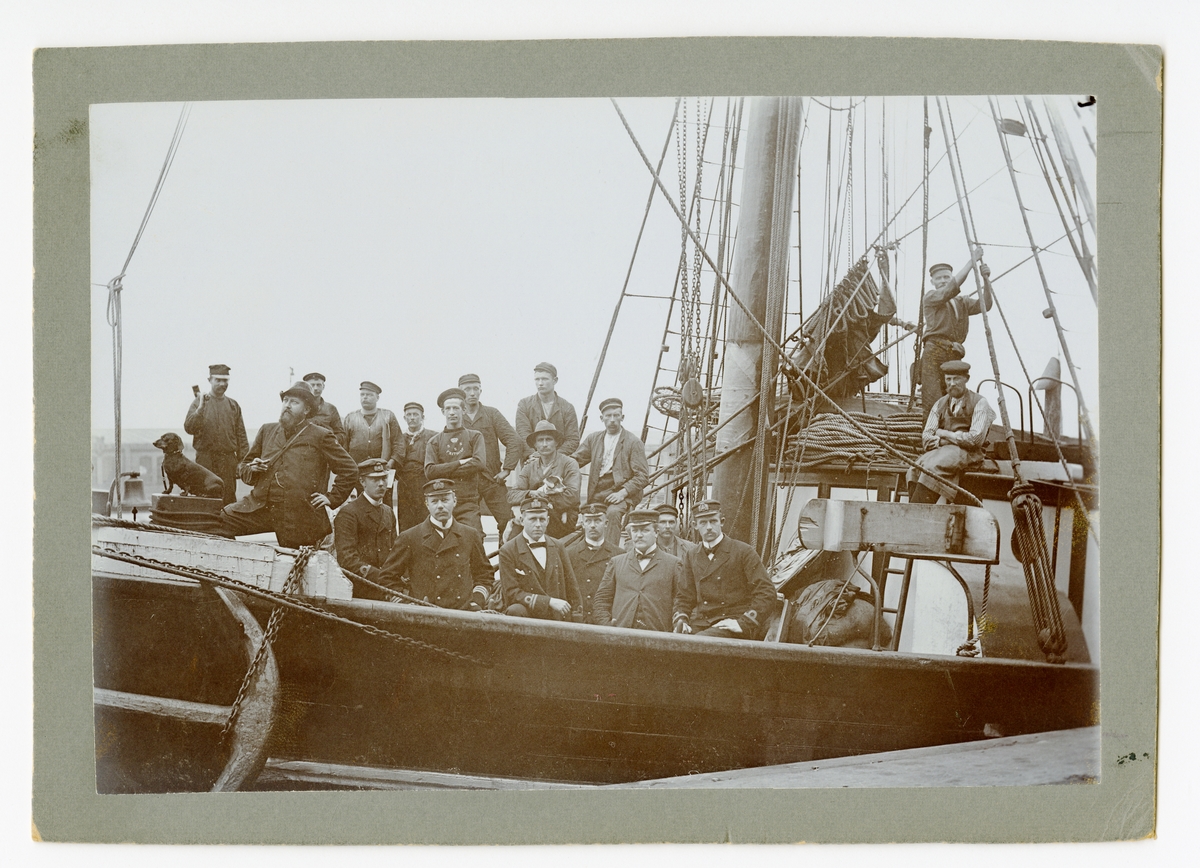 Besättningen på Antarktiska undsättningsexpeditionens fartyg FRITHJOF, fotograferade i Bremerhaven i augusti 1903.