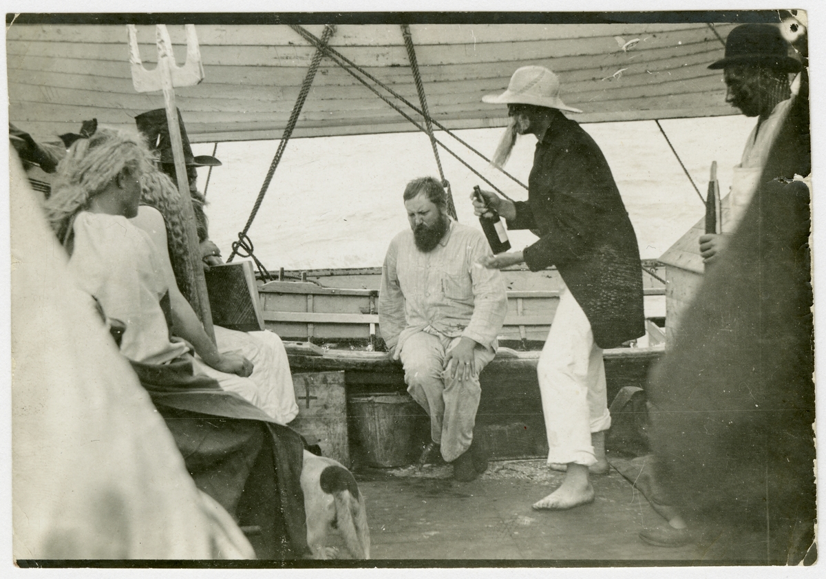 Linjedop ombord på Antarktiska undsättningsexpeditionens fartyg FRITHJOF söndagen den 4 oktober 1903. Axel Klinckowström får det ceremoniella dopet när ekvatorn passerats.