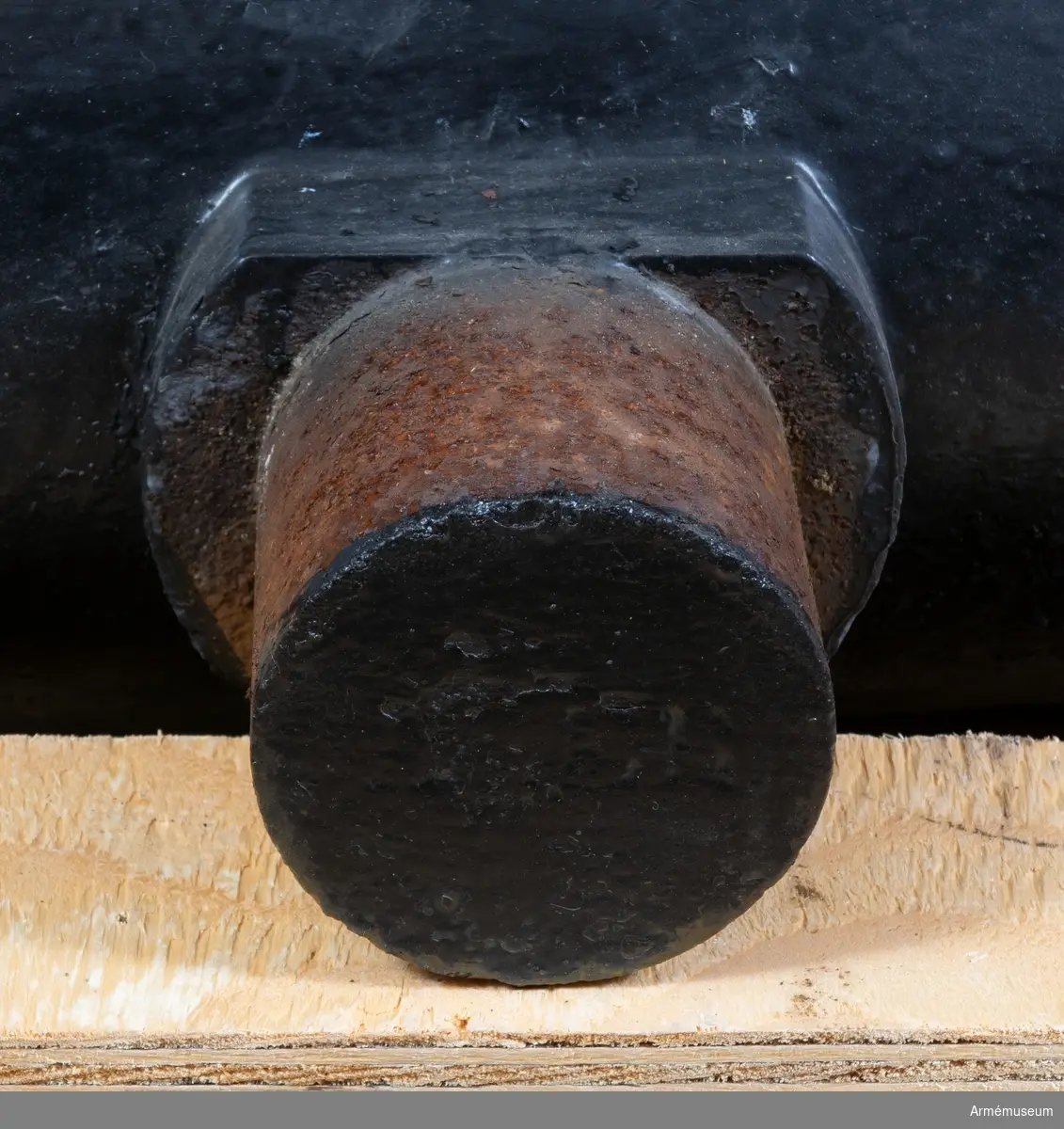 Eldrörets längd 1830 mm.  Kaliber 80 mm.
Tillverkningsnr 57 år 1864.
Eldröret märkt Nr 57 880 <pundtecken> L.B., vänster tapp 1864, höger tapp Aer.