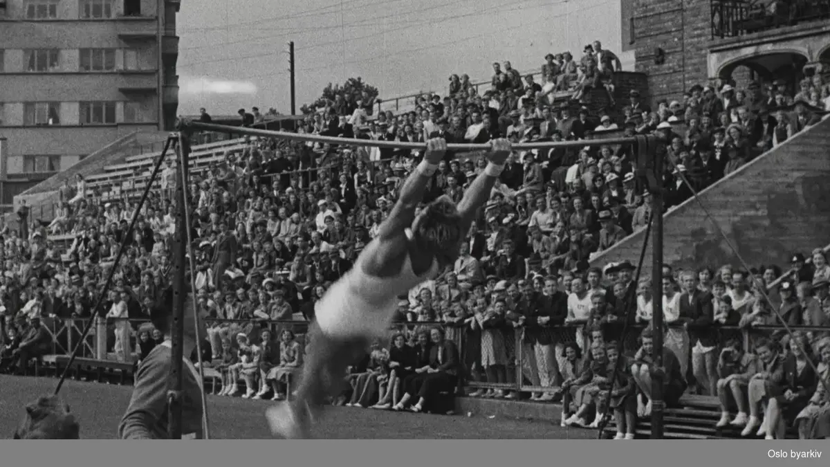 Turnstevne på Bislett stadion 30. mai 1937, med innmarsj , gymnastikkoppvisning, turneøvelser og folkedans.
