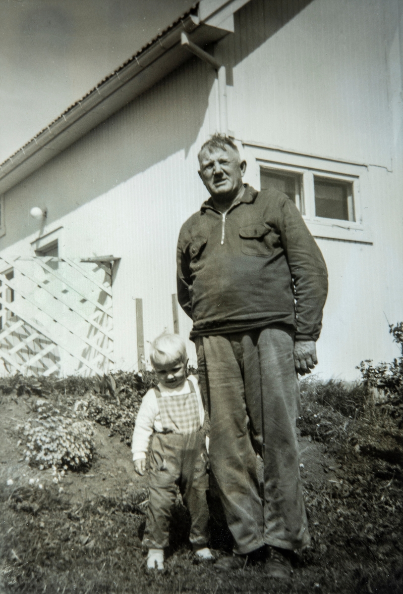 Gruppe 2, bestefar med barnebarn. Toril Westad sammen med bestefar, Henrik Johansen Åbakken (1903-1986) Bildet er tatt på Åbakken i Stange Vestbygd i 1972
