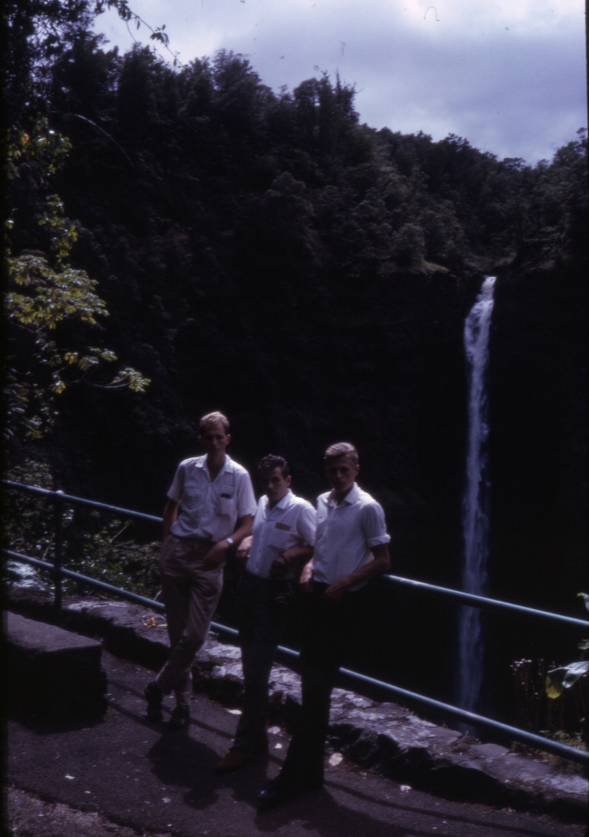 Tre mannlige turister ved fossefall, trolig på Hawaii. 'Sagafjord' Around The World via Africa Cruise 1966.