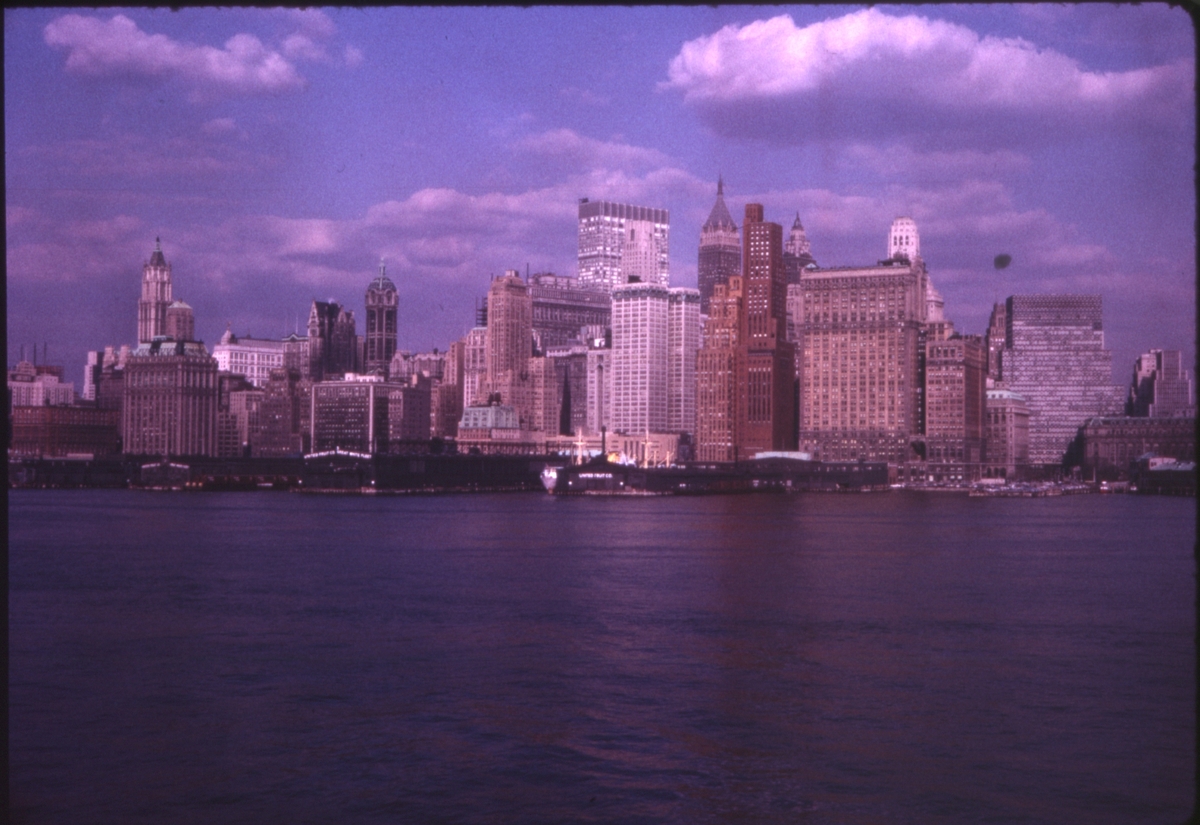 Utsikt fra Hudson-elva over skyskrapere og tårn på nedre Manhattan, New York, U.S.A. 'Sagafjord' Spring Cruise to Europe 1966.