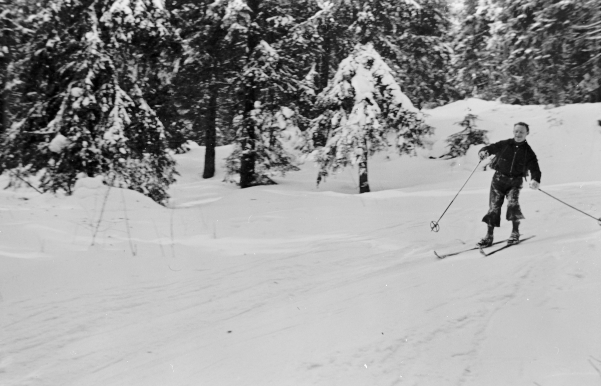 "Huse i fin stil", skiløper ca 1944