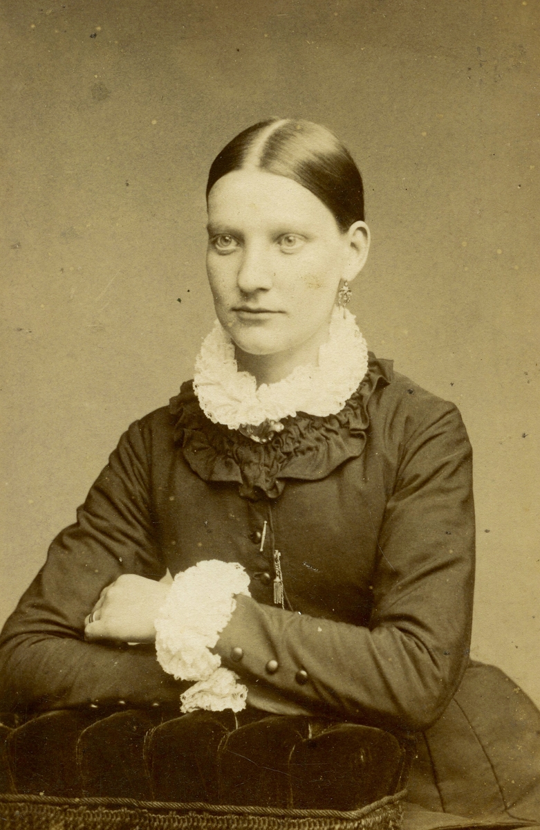 Ateljéporträtt av Emma (född Andersdotter 1854 i Landvetter, död 1931 i Livered) cirka 1880. Gift med Karl Andersson, Livered "Majas".