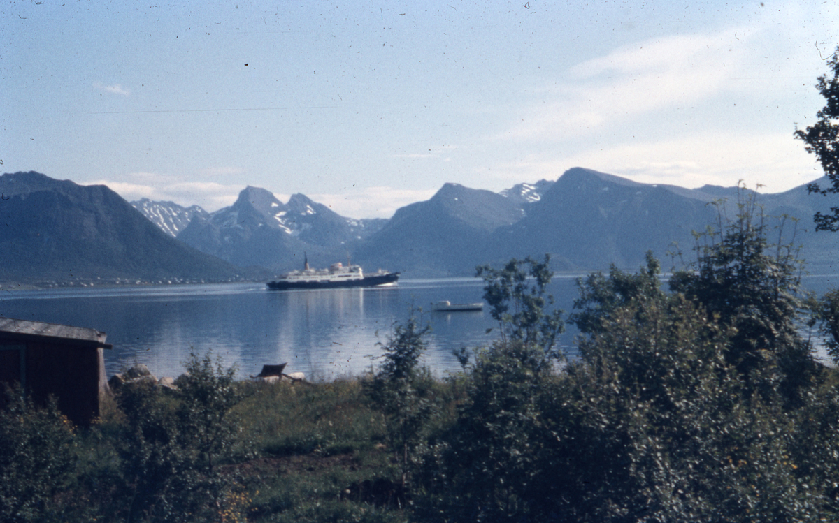 Ei hurtigrute i Sortlandssundet. Det må være MS Nordnorge, som var bygd i 1964 og eid av Ofotens Dampskibsselskap.