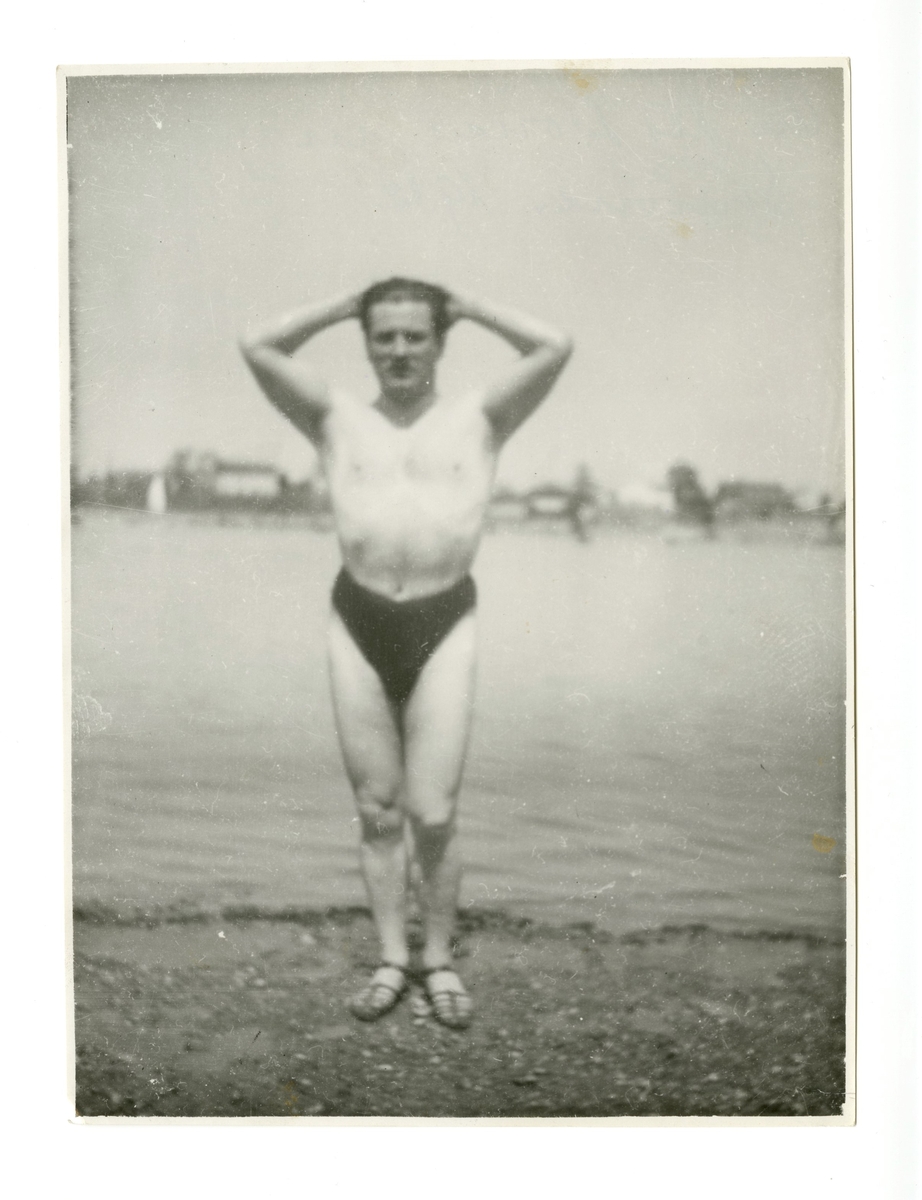 Idar Trana poserende i badetøy i vannkanten til elven Donau, sommeren 1932.