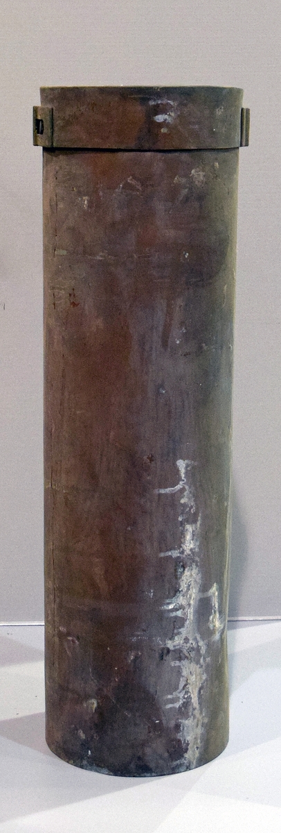 Koger, krut- av koppar 15 cm m/83 m/89. Cylindrisk. Locket låses med bajonettlås. Ingen märkning