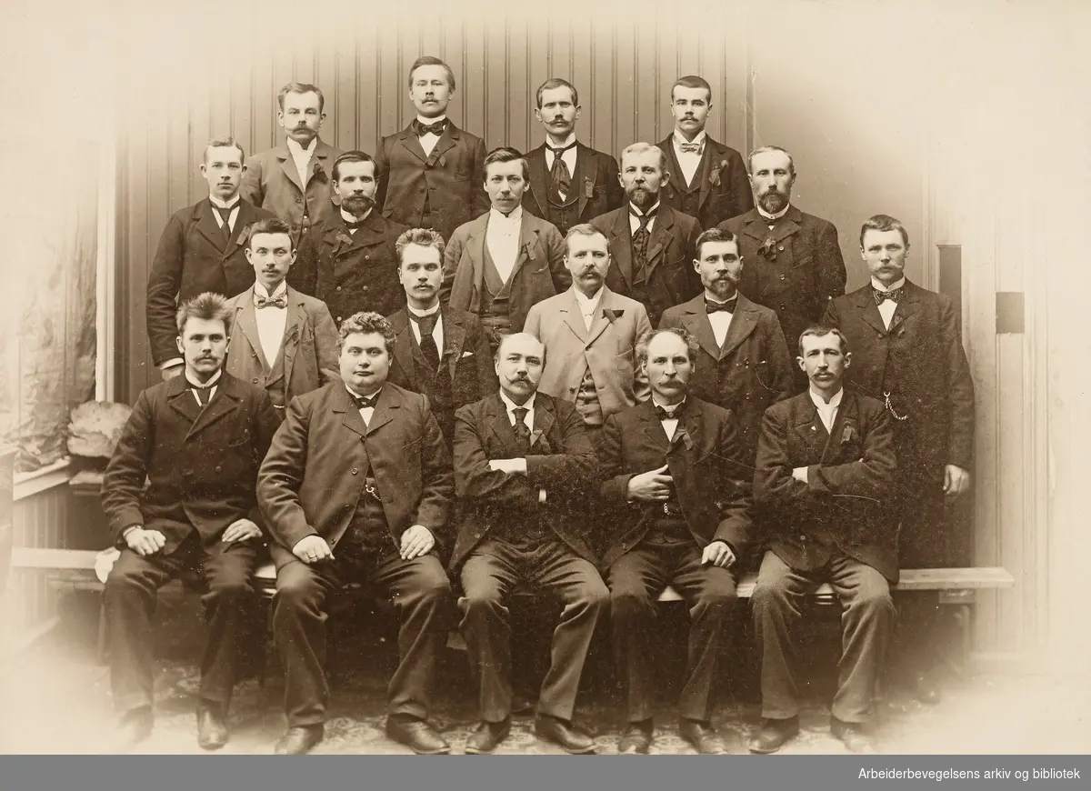 Skotøyarbeiderforbundet 6te landsmøte i Kristiania 1902. Sittende som nr. 2 fra venstre: Joh. Johnsen (1869-1907) LO-formann 1904-1905..