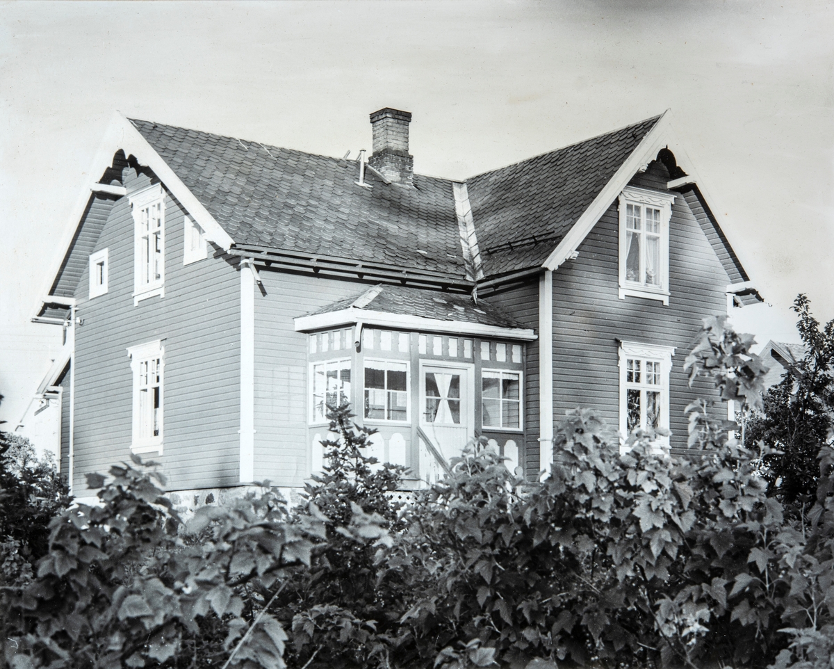 Eiendomen "Solvang" i Ottestad, Stange. Hit flyttet Anne og Embret Halvorsen Brændholen og barna i 1914. Etter Annes død, i 1962, overtok yngste barnet Halvor Brændholen og hans kone Olga huset.